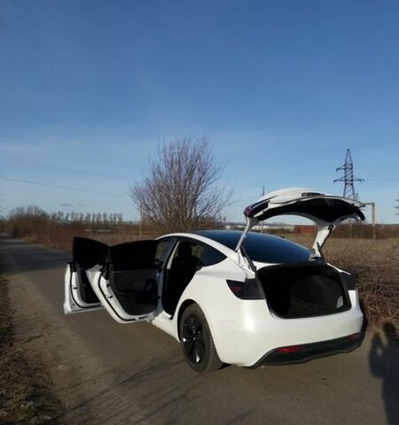 Белый Тесла Модель 3, объемом двигателя 0 л и пробегом 39 тыс. км за 35999 $, фото 24 на Automoto.ua