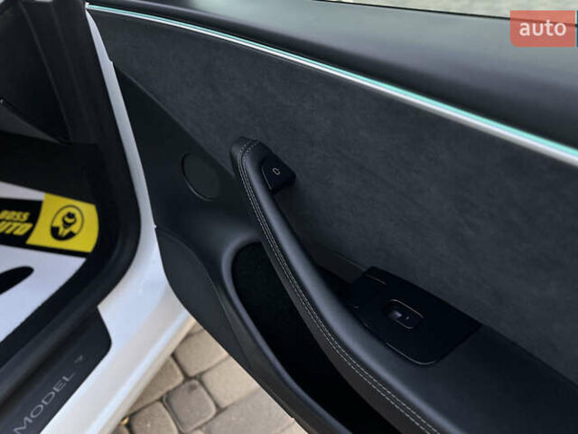 Белый Тесла Модель 3, объемом двигателя 0 л и пробегом 15 тыс. км за 32500 $, фото 22 на Automoto.ua