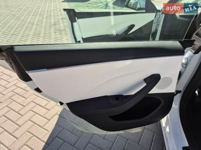 Білий Тесла Модель 3, об'ємом двигуна 0 л та пробігом 10 тис. км за 30000 $, фото 23 на Automoto.ua