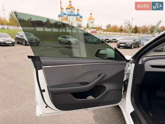 Белый Тесла Модель 3, объемом двигателя 0 л и пробегом 77 тыс. км за 31000 $, фото 39 на Automoto.ua