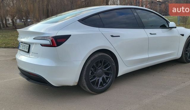 Белый Тесла Модель 3, объемом двигателя 0 л и пробегом 4 тыс. км за 32500 $, фото 3 на Automoto.ua