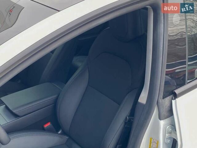 Білий Тесла Модель 3, об'ємом двигуна 0 л та пробігом 4 тис. км за 33999 $, фото 11 на Automoto.ua