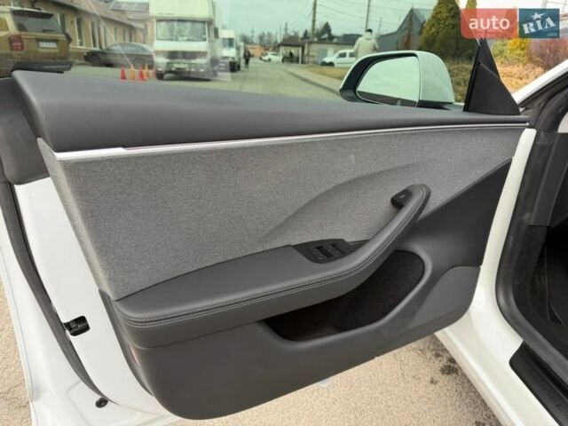 Білий Тесла Модель 3, об'ємом двигуна 0 л та пробігом 18 тис. км за 35300 $, фото 28 на Automoto.ua