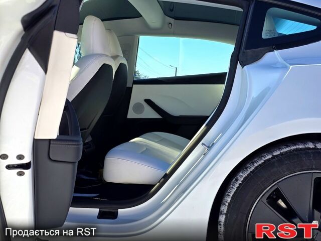 Белый Тесла Модель 3, объемом двигателя 0.32 л и пробегом 3 тыс. км за 32000 $, фото 8 на Automoto.ua