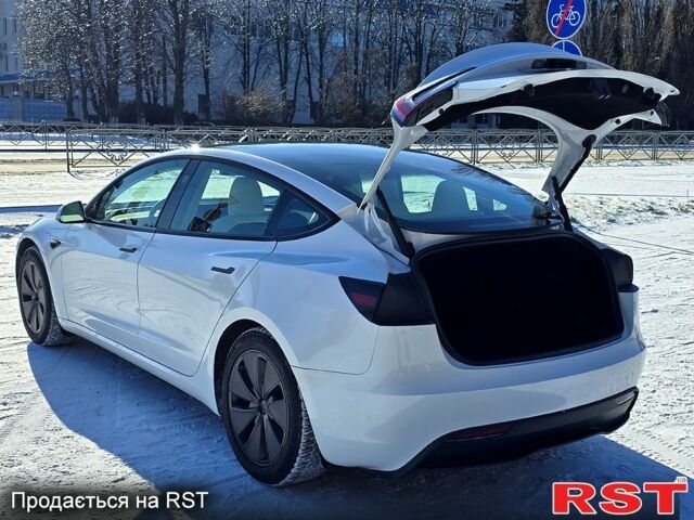 Белый Тесла Модель 3, объемом двигателя 0.32 л и пробегом 3 тыс. км за 32000 $, фото 5 на Automoto.ua