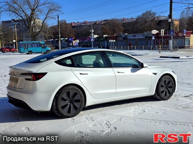 Белый Тесла Модель 3, объемом двигателя 0.32 л и пробегом 3 тыс. км за 32000 $, фото 2 на Automoto.ua