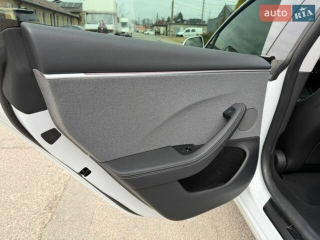 Білий Тесла Модель 3, об'ємом двигуна 0 л та пробігом 18 тис. км за 35300 $, фото 25 на Automoto.ua