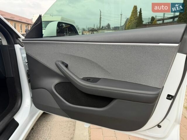 Білий Тесла Модель 3, об'ємом двигуна 0 л та пробігом 18 тис. км за 35300 $, фото 36 на Automoto.ua