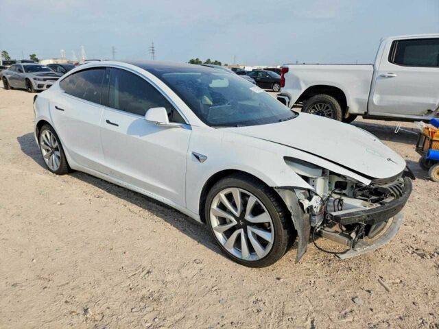 Белый Тесла Модель 3, объемом двигателя 0 л и пробегом 105 тыс. км за 12551 $, фото 1 на Automoto.ua