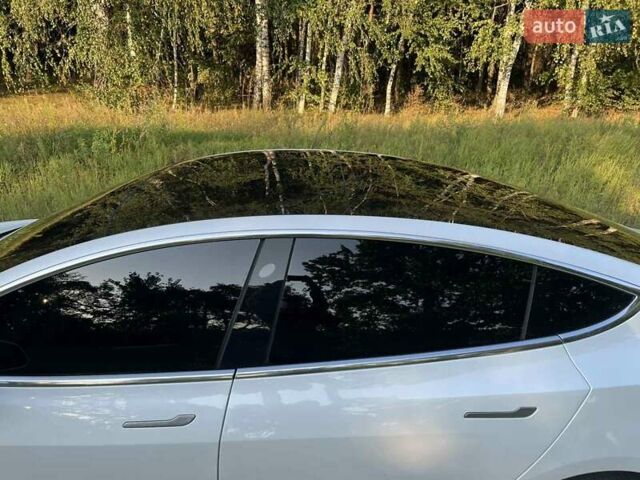 Білий Тесла Модель 3, об'ємом двигуна 0 л та пробігом 47 тис. км за 25000 $, фото 3 на Automoto.ua