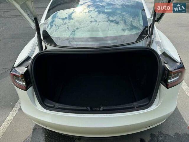 Белый Тесла Модель 3, объемом двигателя 0 л и пробегом 150 тыс. км за 15400 $, фото 5 на Automoto.ua