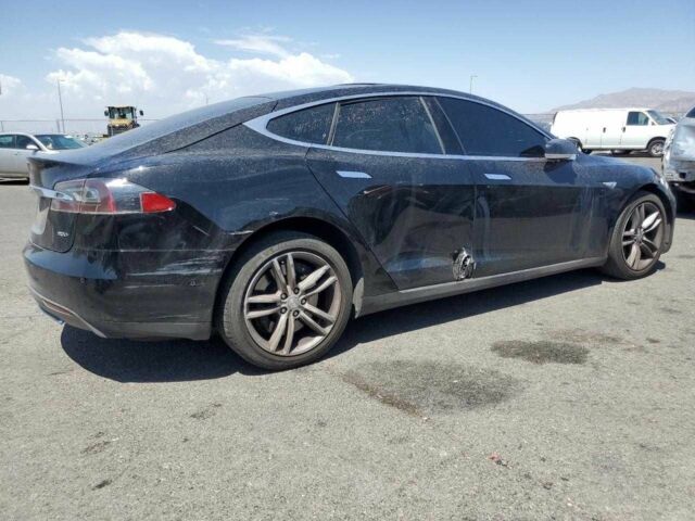Чорний Тесла Модель 3, об'ємом двигуна 0 л та пробігом 77 тис. км за 4500 $, фото 2 на Automoto.ua
