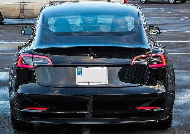 Тесла Модель 3 2018 в Рахове на Automoto.ua Черный Тесла Модель 3, объемом двигателя 0 л и пробегом 93 тыс. км за 14500 $, фото 5 на Automoto.ua