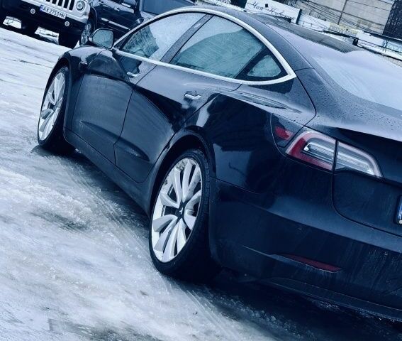 Черный Тесла Модель 3, объемом двигателя 0 л и пробегом 122 тыс. км за 18900 $, фото 2 на Automoto.ua