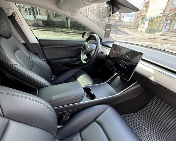 Чорний Тесла Модель 3, об'ємом двигуна 0 л та пробігом 105 тис. км за 20500 $, фото 4 на Automoto.ua