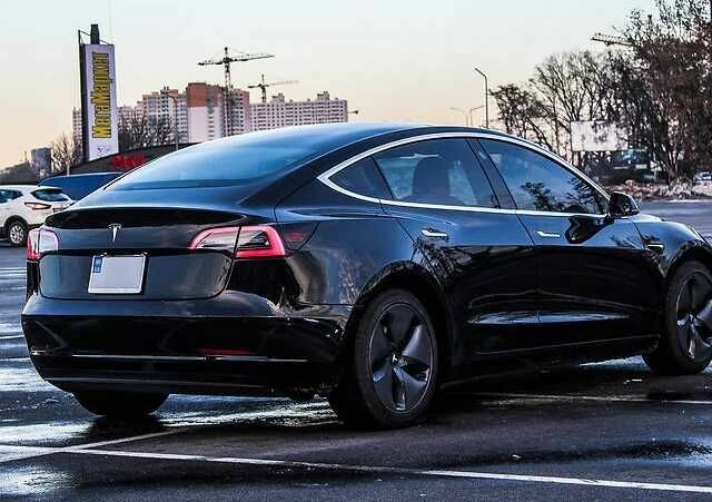 Тесла Модель 3 2018 в Рахове на Automoto.ua Черный Тесла Модель 3, объемом двигателя 0 л и пробегом 93 тыс. км за 14500 $, фото 4 на Automoto.ua