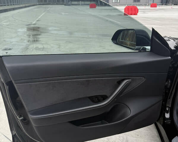 Черный Тесла Модель 3, объемом двигателя 0 л и пробегом 130 тыс. км за 15100 $, фото 30 на Automoto.ua