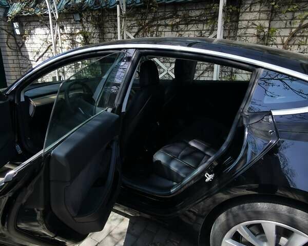 Черный Тесла Модель 3, объемом двигателя 0 л и пробегом 49 тыс. км за 17999 $, фото 5 на Automoto.ua