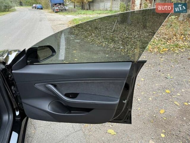Черный Тесла Модель 3, объемом двигателя 0 л и пробегом 102 тыс. км за 18900 $, фото 61 на Automoto.ua