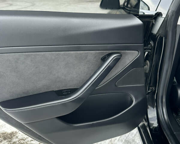 Черный Тесла Модель 3, объемом двигателя 0 л и пробегом 64 тыс. км за 17000 $, фото 16 на Automoto.ua