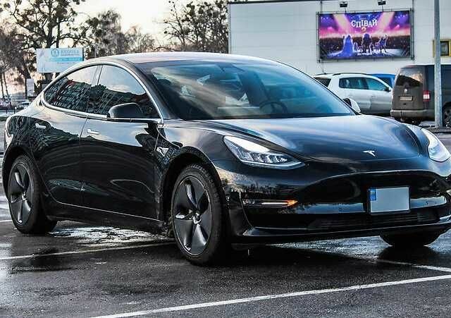 Тесла Модель 3 2018 в Рахове на Automoto.ua Черный Тесла Модель 3, объемом двигателя 0 л и пробегом 93 тыс. км за 14500 $, фото 2 на Automoto.ua