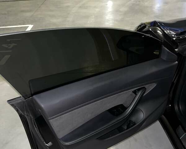 Черный Тесла Модель 3, объемом двигателя 0 л и пробегом 90 тыс. км за 18500 $, фото 18 на Automoto.ua