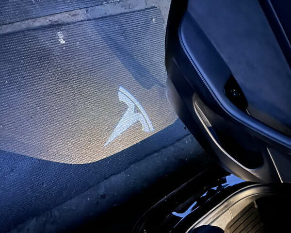 Черный Тесла Модель 3, объемом двигателя 0 л и пробегом 77 тыс. км за 20000 $, фото 98 на Automoto.ua