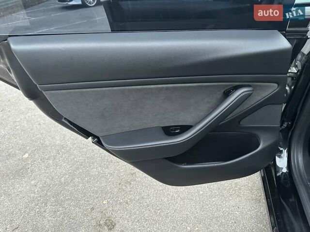 Чорний Тесла Модель 3, об'ємом двигуна 0 л та пробігом 98 тис. км за 16600 $, фото 11 на Automoto.ua