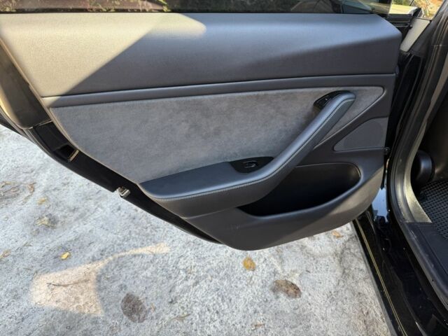 Чорний Тесла Модель 3, об'ємом двигуна 0 л та пробігом 151 тис. км за 16500 $, фото 11 на Automoto.ua