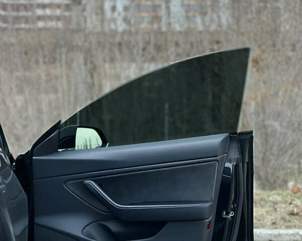 Черный Тесла Модель 3, объемом двигателя 0 л и пробегом 125 тыс. км за 15999 $, фото 20 на Automoto.ua