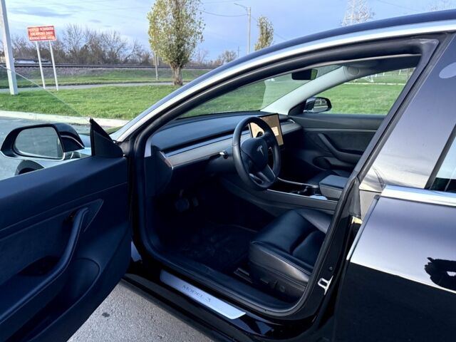 Чорний Тесла Модель 3, об'ємом двигуна 0 л та пробігом 128 тис. км за 372 $, фото 1 на Automoto.ua