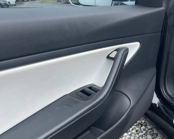 Чорний Тесла Модель 3, об'ємом двигуна 0 л та пробігом 117 тис. км за 25200 $, фото 6 на Automoto.ua