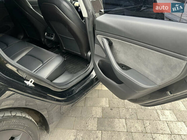 Черный Тесла Модель 3, объемом двигателя 0 л и пробегом 93 тыс. км за 15600 $, фото 50 на Automoto.ua