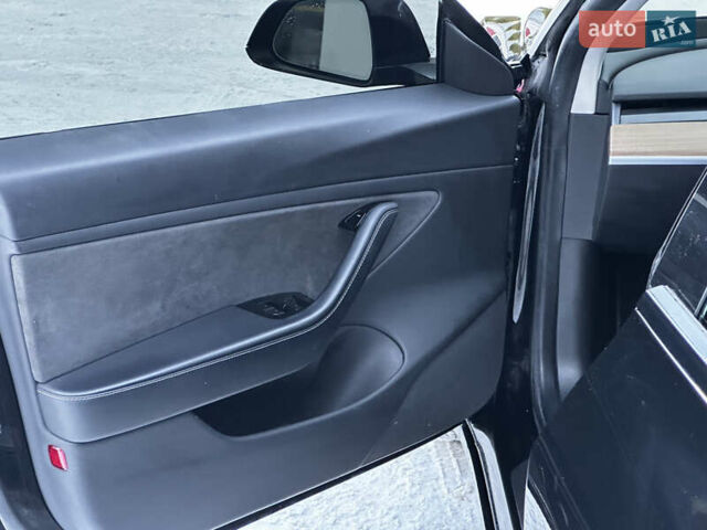 Черный Тесла Модель 3, объемом двигателя 0 л и пробегом 127 тыс. км за 16999 $, фото 51 на Automoto.ua