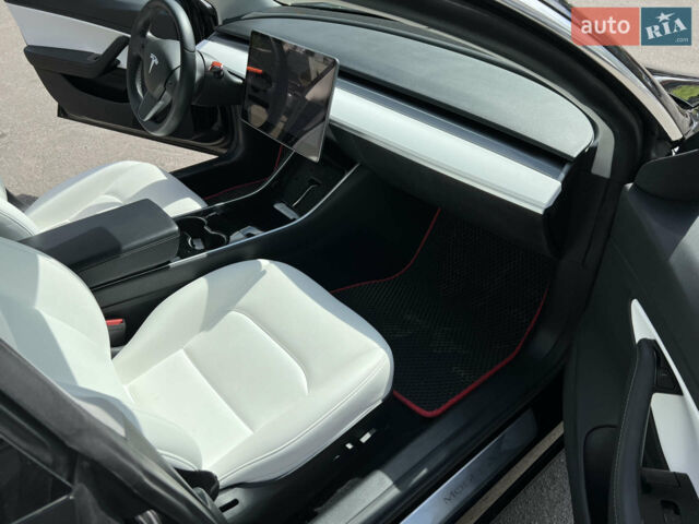 Черный Тесла Модель 3, объемом двигателя 0 л и пробегом 130 тыс. км за 17999 $, фото 2 на Automoto.ua