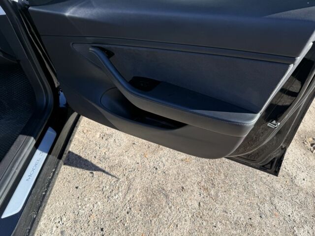 Чорний Тесла Модель 3, об'ємом двигуна 0 л та пробігом 151 тис. км за 16500 $, фото 15 на Automoto.ua