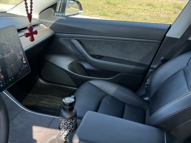 Чорний Тесла Модель 3, об'ємом двигуна 0 л та пробігом 130 тис. км за 15999 $, фото 7 на Automoto.ua