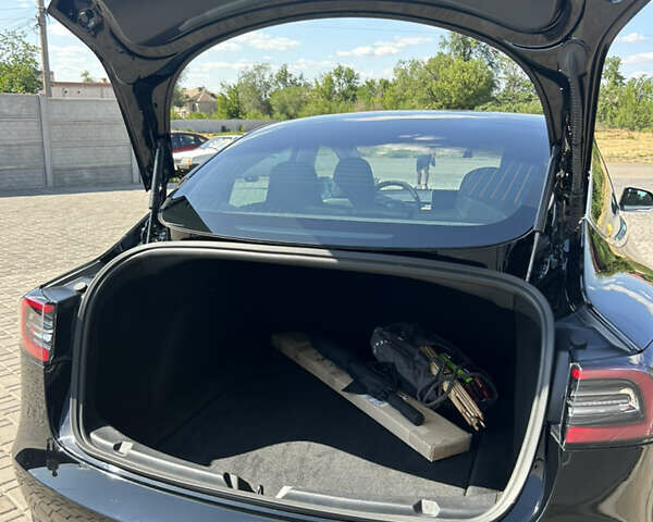 Черный Тесла Модель 3, объемом двигателя 0 л и пробегом 77 тыс. км за 15500 $, фото 1 на Automoto.ua