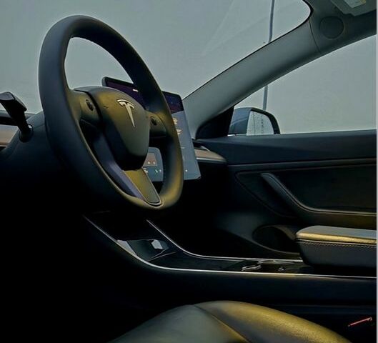 Чорний Тесла Модель 3, об'ємом двигуна 0 л та пробігом 82 тис. км за 13500 $, фото 3 на Automoto.ua