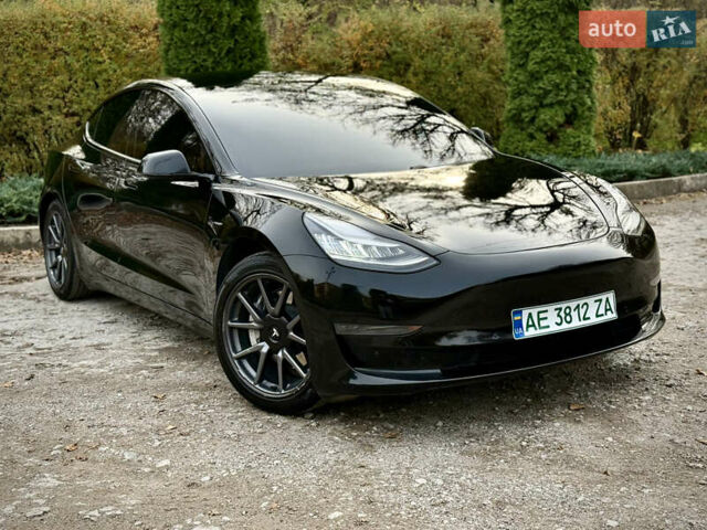 Чорний Тесла Модель 3, об'ємом двигуна 0 л та пробігом 100 тис. км за 15500 $, фото 1 на Automoto.ua