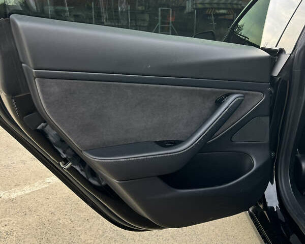 Чорний Тесла Модель 3, об'ємом двигуна 0 л та пробігом 165 тис. км за 17400 $, фото 16 на Automoto.ua