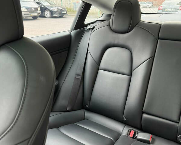 Чорний Тесла Модель 3, об'ємом двигуна 0 л та пробігом 44 тис. км за 19999 $, фото 7 на Automoto.ua