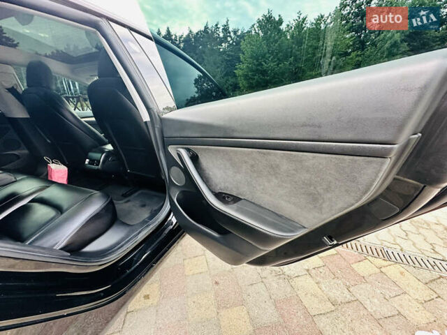 Чорний Тесла Модель 3, об'ємом двигуна 0 л та пробігом 70 тис. км за 19900 $, фото 25 на Automoto.ua