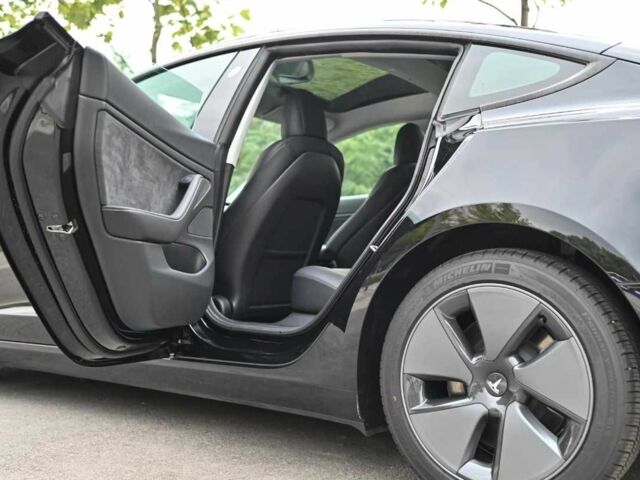 Чорний Тесла Модель 3, об'ємом двигуна 0 л та пробігом 64 тис. км за 13600 $, фото 8 на Automoto.ua