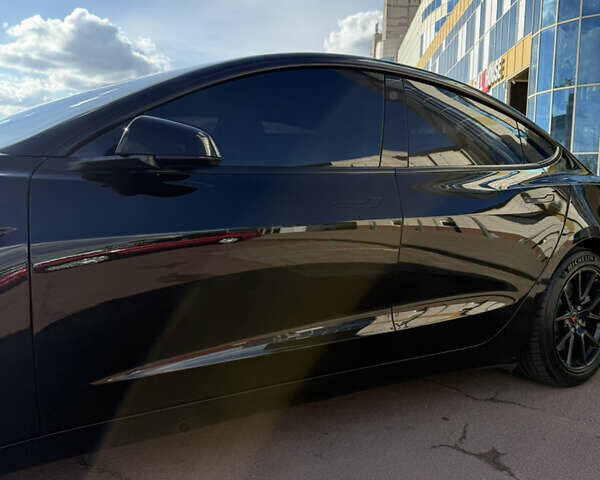 Чорний Тесла Модель 3, об'ємом двигуна 0 л та пробігом 45 тис. км за 18500 $, фото 2 на Automoto.ua