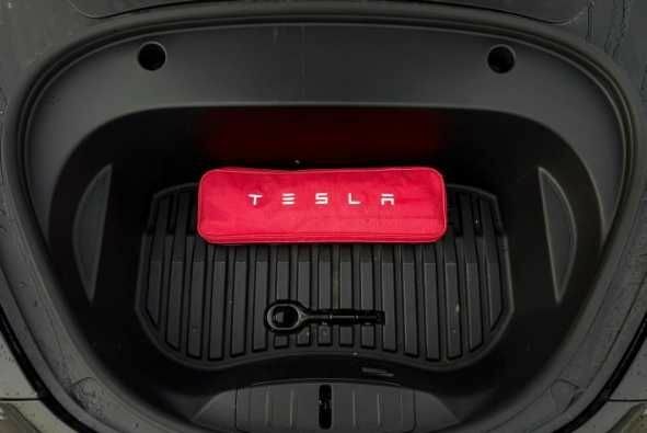 Чорний Тесла Модель 3, об'ємом двигуна 0 л та пробігом 51 тис. км за 13450 $, фото 6 на Automoto.ua