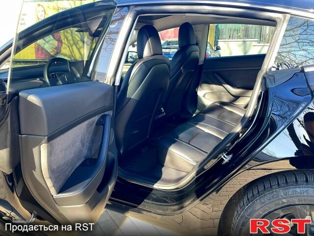 Чорний Тесла Модель 3, об'ємом двигуна 0.44 л та пробігом 55 тис. км за 23500 $, фото 7 на Automoto.ua