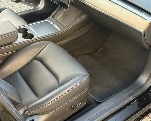 Тесла Модель 3 2022 у Рівному на Automoto.ua Чорний Тесла Модель 3, об'ємом двигуна 0 л та пробігом 78 тис. км за 19800 $, фото 17 на Automoto.ua