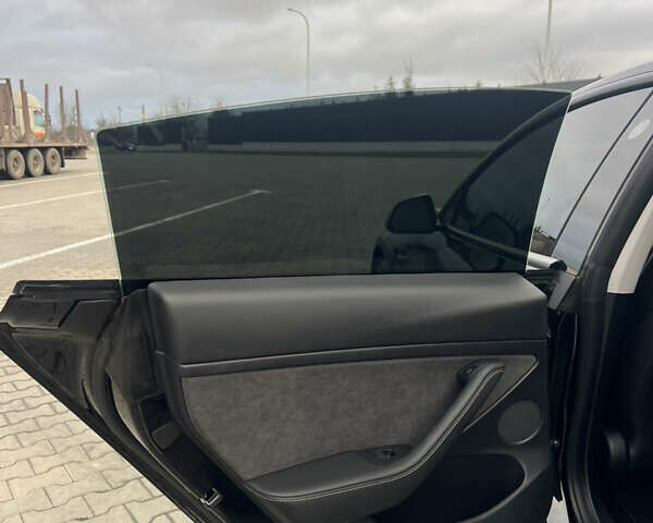 Черный Тесла Модель 3, объемом двигателя 0 л и пробегом 85 тыс. км за 19999 $, фото 43 на Automoto.ua