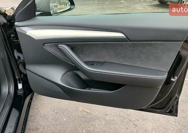 Черный Тесла Модель 3, объемом двигателя 0 л и пробегом 30 тыс. км за 20500 $, фото 17 на Automoto.ua